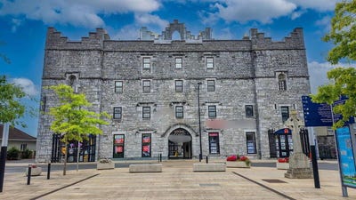 /international/ie/apartment-15-stone-court-the-square-roscommon-town-210119673826/