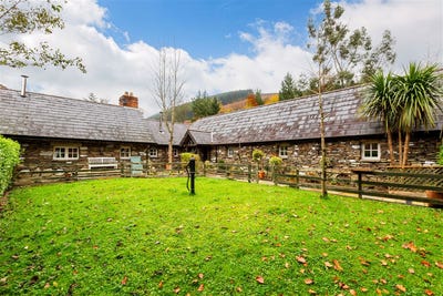 /international/ie/clarisses-cottage-glenmacnass-glendalough-wicklow-210109673778/