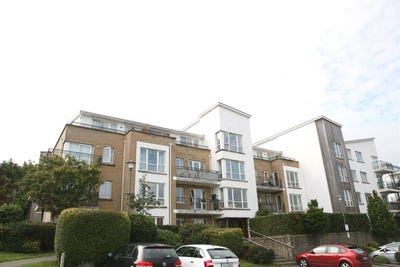 /international/ie/19-bracken-hill-dublin-18-dublin-210109684048/