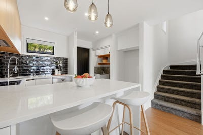 /international/nz/2-19-trias-road-totara-vale-auckland-380119860072/