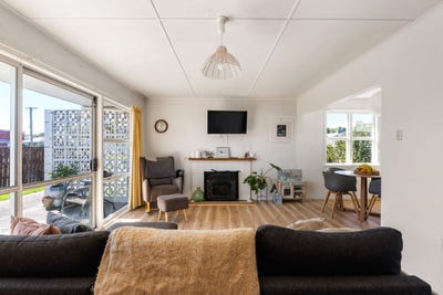 /international/nz/61-owen-road-outer-kaiti-gisborne-380119874535/