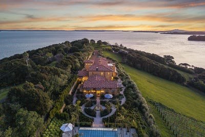 /international/nz/211-te-whau-drive-waiheke-island-auckland-380119875850/