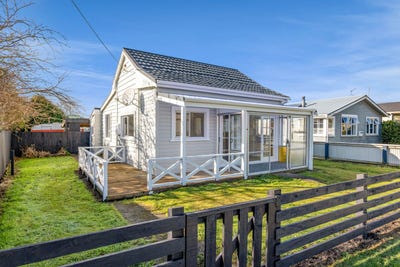 /international/nz/82-railway-street-eltham-taranaki-380119873443/
