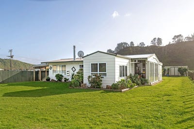 /international/nz/3-banks-street-tolaga-bay-gisborne-380119864081/