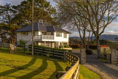 /international/nz/90-mcentee-road-waitakere-auckland-380119815485/
