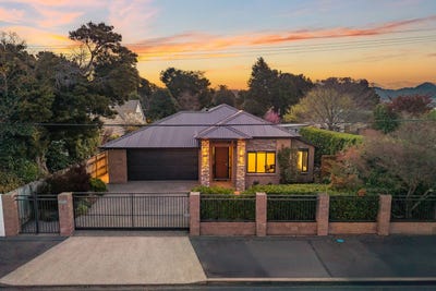 /international/nz/8-benzie-avenue-wallaceville-wellington-380120036069/