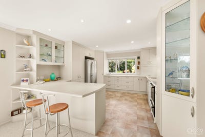 /international/nz/28-manuka-street-stokes-valley-wellington-380119939996/
