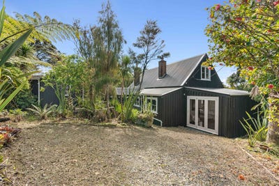 /international/nz/83-anawhata-road-piha-auckland-380119940655/