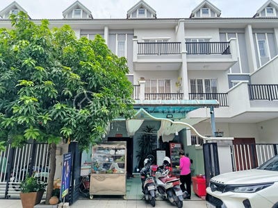 /international/kh/chaom-chau-por-sen-chey-phnom-penh-360107108578/