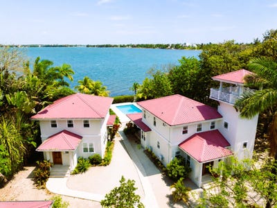 /international/bz/main-road-placencia-stann-creek-district-310108270188/