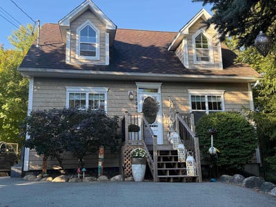 /international/ca/48-pond-street-mahone-bay-nova-scotia-310120674519/
