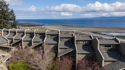 /international/ca/3295-island-hwy-w-220-qualicum-beach-british-columbia-310108270166/