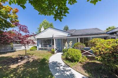 /international/ca/1386-tatlow-avenue-north-vancouver-british-columbia-310100990483/