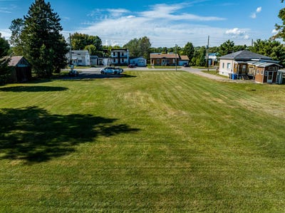 /international/ca/route-lupien-sainte-angele-de-premont-quebec-310102107226/
