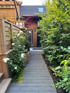 /international/ca/laneway-11-rushbrooke-avenue-e-toronto-ontario-310101226998/