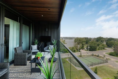 /international/ca/1300-rue-les-erables-604-laval-laval-sur-le-lac-quebec-310100433269/