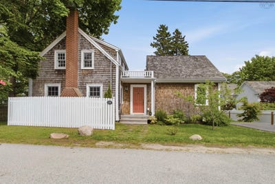 /international/ca/24-queen-street-chester-nova-scotia-310108860742/