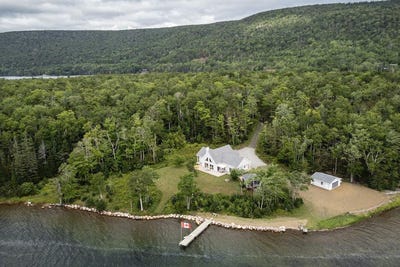 /international/ca/187-6012-road-marble-mountain-nova-scotia-310098475378/