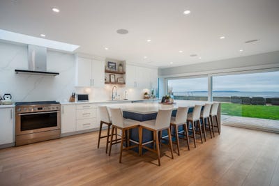 /international/ca/1584-beach-grove-road-delta-british-columbia-310119783922/