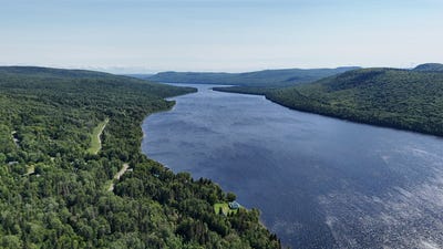 /international/ca/521-rue-des-epinettes-mont-carmel-qc-g0l1w0-ca-mont-carmel-quebec-310101495615/?lang=en