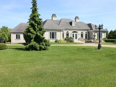 /international/ca/2800-rue-pierre-de-froment-carignan-quebec-310107904624/