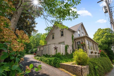 /international/ca/153-pleasant-street-bridgewater-nova-scotia-310101017377/