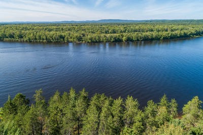 /international/ca/18-ch-des-iroquois-l-ile-du-grand-calumet-quebec-310106164251/