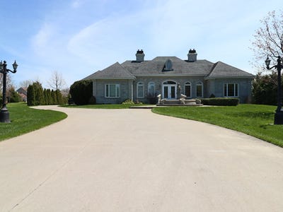 /international/ca/2800-rue-pierre-de-froment-carignan-quebec-310107904624/