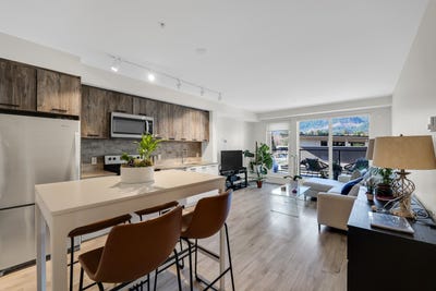 /international/ca/38013-third-avenue-305-squamish-british-columbia-310106405769/