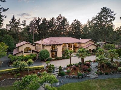 /international/ca/2495-shannon-pl-saanich-british-columbia-310108484848/