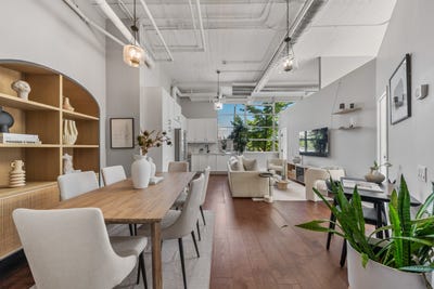 /international/ca/1001-roselawn-ave-york-on-m6b-4m4-canada-toronto-ontario-310108456391/