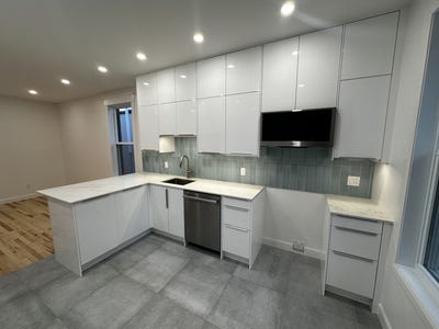 /international/ca/8315-rue-drolet-montreal-quebec-310103583593/