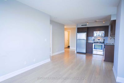 /international/ca/621-370-highway-7-e-richmond-hill-ontario-310106423449/