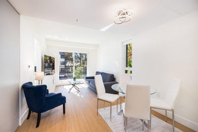/international/ca/2235-e-broadway-street-204-vancouver-british-columbia-310120491000/