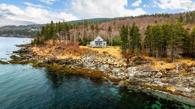 /international/ca/41-neu-town-lane-halfway-cove-nova-scotia-310099214107/