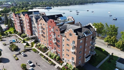 /international/ca/1220-rue-principale-o-magog-qc-j1x2b8-ca-magog-quebec-310098535864/