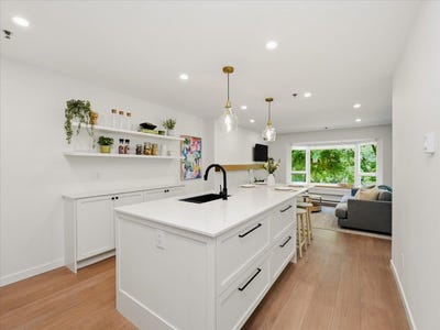 /international/ca/1925-w-2nd-avenue-207-vancouver-british-columbia-310108558224/