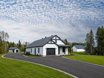 /international/ca/33-rue-lucien-st-pierre-rimouski-quebec-310103443700/