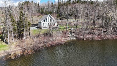 /international/ca/255-route-132-lac-au-saumon-quebec-310099419232/