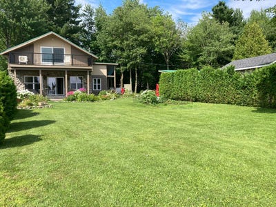 /international/ca/1078-rue-bellemare-roxton-pond-quebec-310098112139/