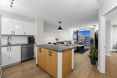 /international/ca/175-1st-street-north-vancouver-british-columbia-310100437467/