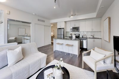 /international/ca/130-long-branch-ave-etobicoke-on-m8w-0b1-canada-toronto-ontario-310108556126/