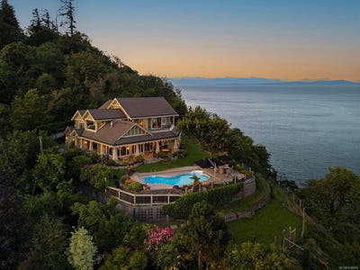 /international/ca/1133-yates-rd-comox-british-columbia-310107972148/