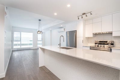 /international/ca/975-av-roland-beaudin-sainte-foy-sillery-cap-rouge-quebec-310110247201/