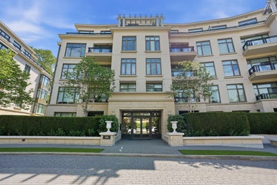 /international/ca/540-waters-edge-crescent-203-west-vancouver-british-columbia-310108400369/