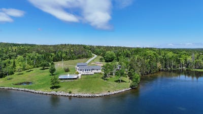 /international/ca/8265-w-bay-hwy-richmond-county-ns-310109201245/?lang=de