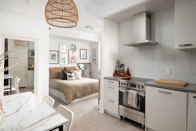 /international/ca/120-bayview-ave-toronto-ontario-310120023961/