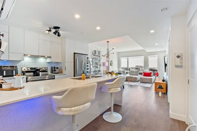 /international/ca/975-av-roland-beaudin-sainte-foy-sillery-cap-rouge-quebec-310107944417/