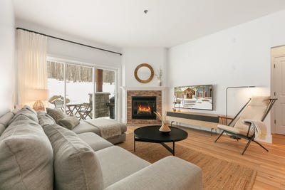 /international/ca/160-rue-du-cercle-des-cantons-102-bromont-quebec-310107370841/
