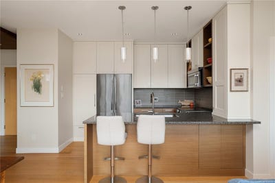 /international/ca/1969-oak-bay-ave-victoria-british-columbia-310100601727/